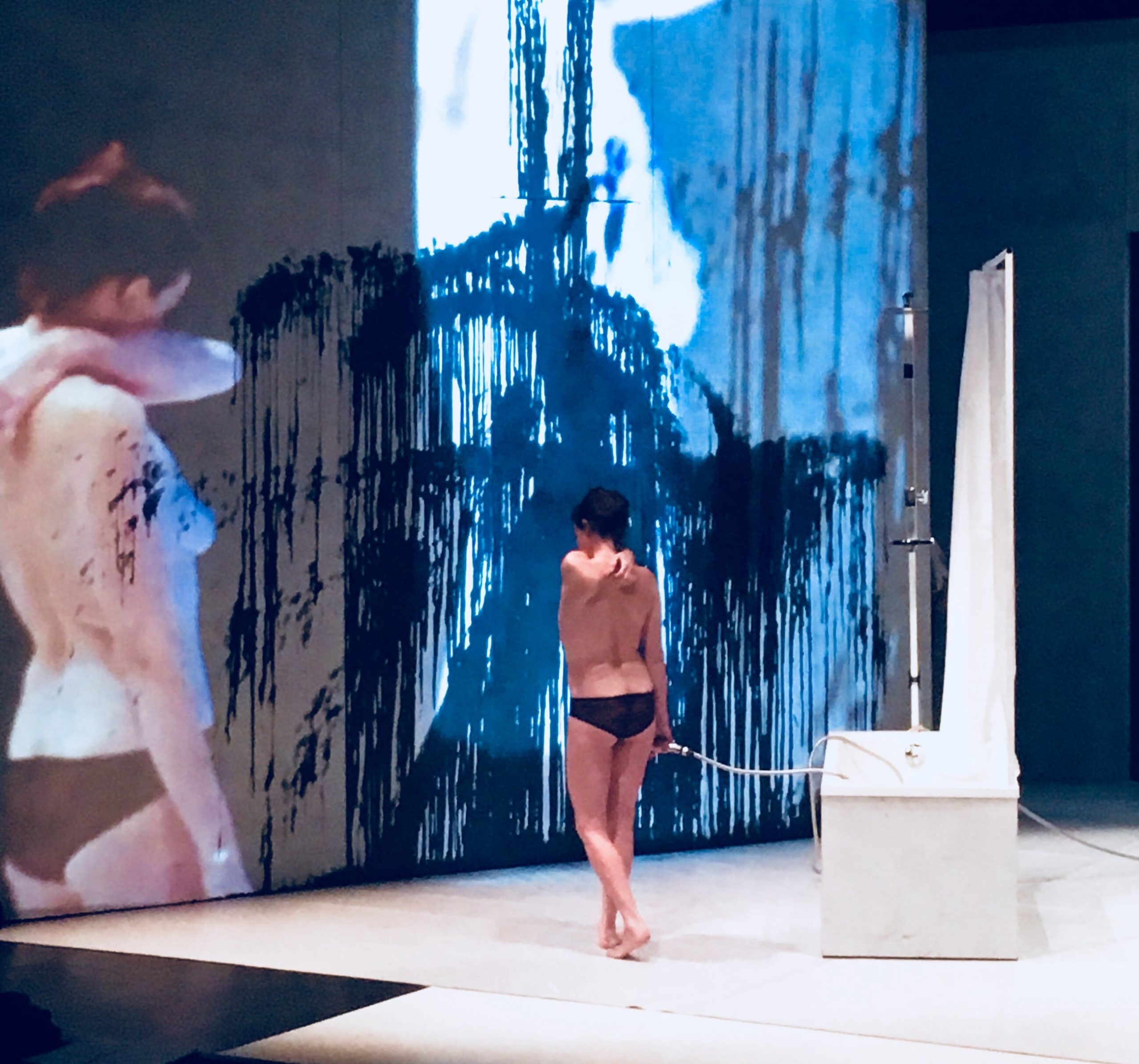 TOUTE NUE